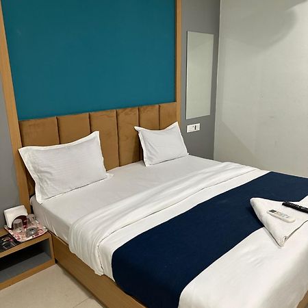 Hotel Sky Palace Adajan Surat Buitenkant foto