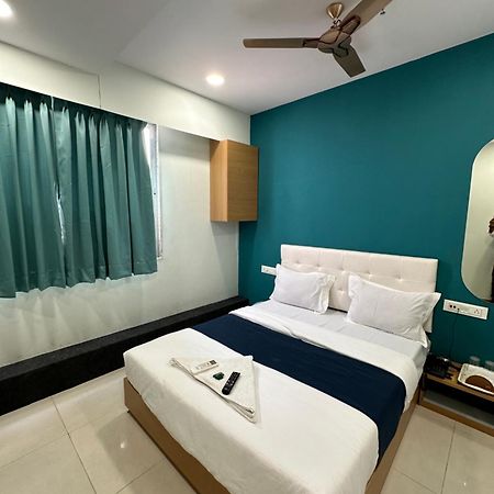 Hotel Sky Palace Adajan Surat Buitenkant foto