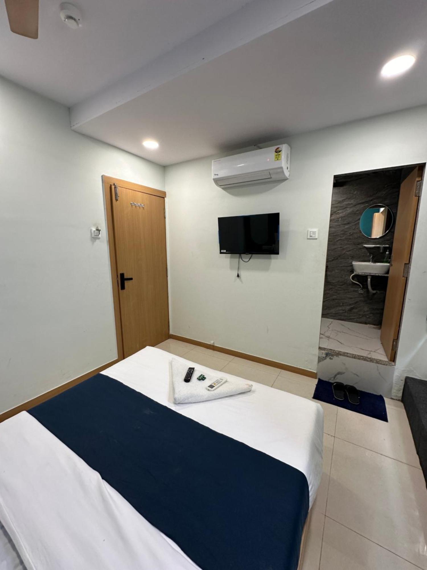 Hotel Sky Palace Adajan Surat Buitenkant foto