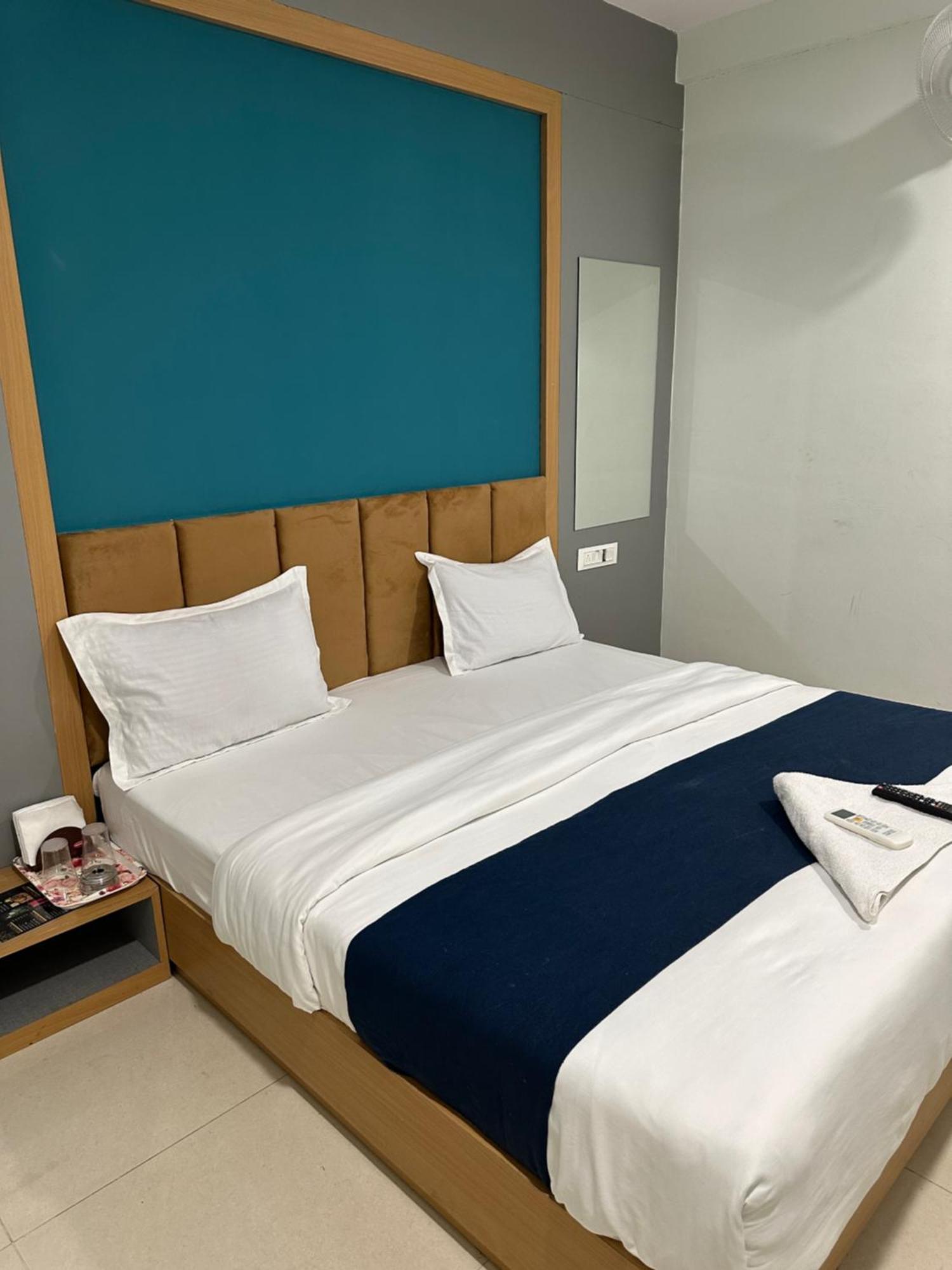 Hotel Sky Palace Adajan Surat Buitenkant foto