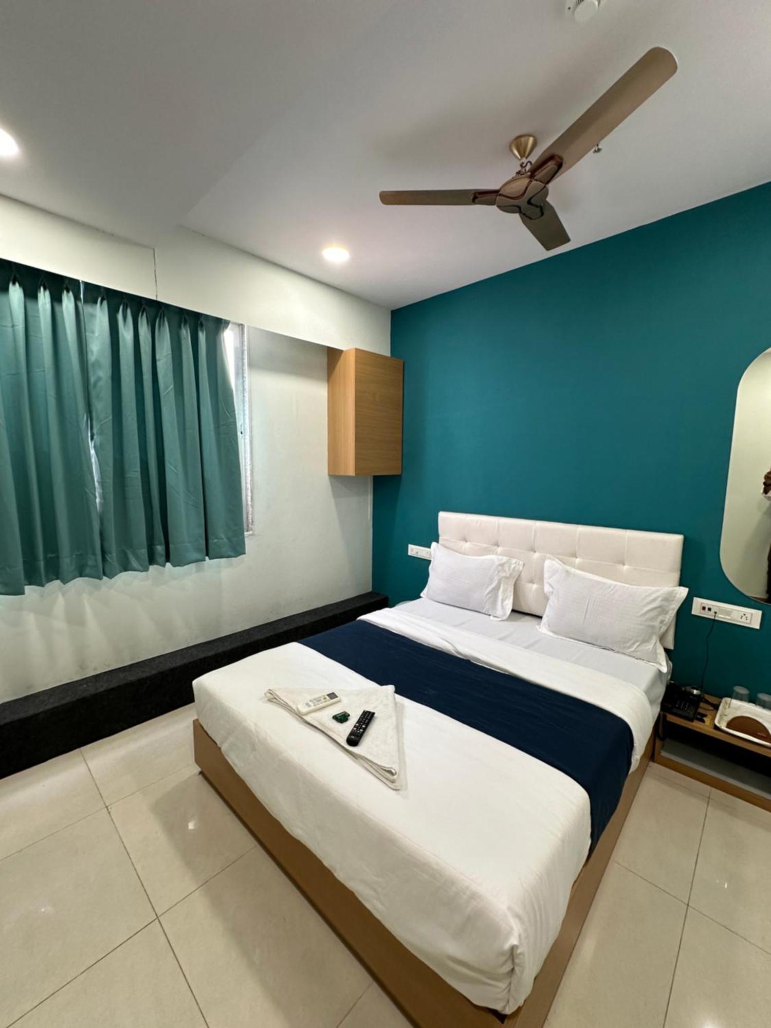 Hotel Sky Palace Adajan Surat Buitenkant foto