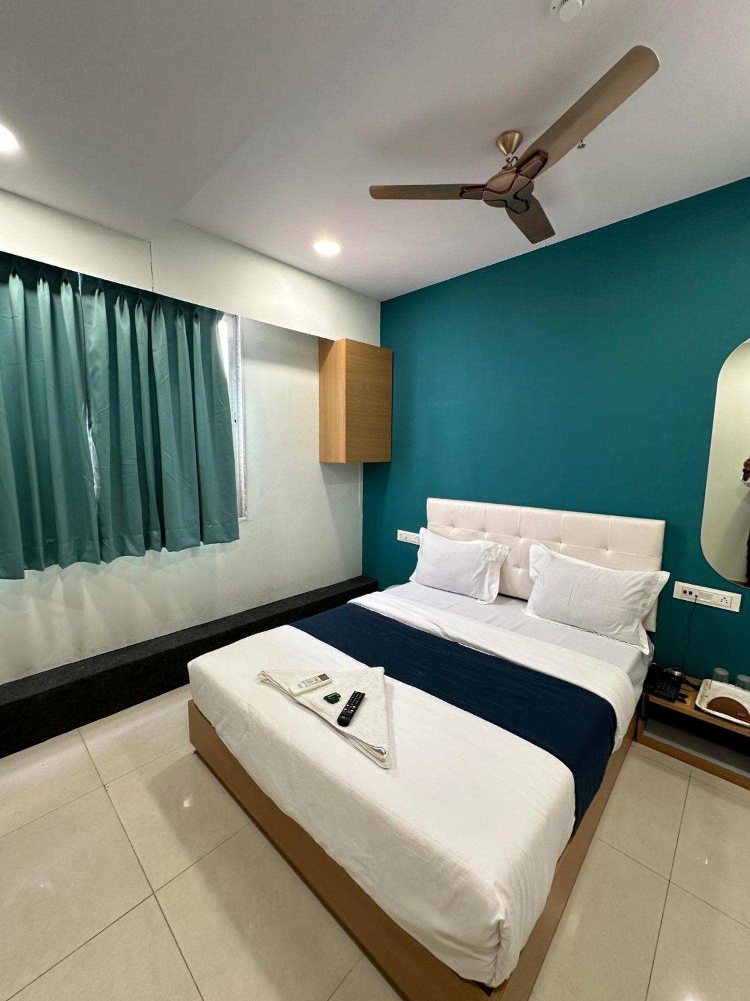 Hotel Sky Palace Adajan Surat Kamer foto